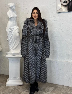 Длинная шуба с капюшоном из натуральной лисы Silver Fox Fur в росшив - фото 8