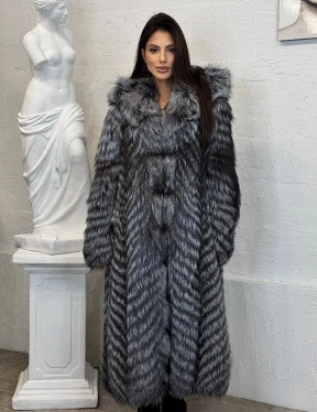 Длинная шуба с капюшоном из натуральной лисы Silver Fox Fur в росшив - фото 0