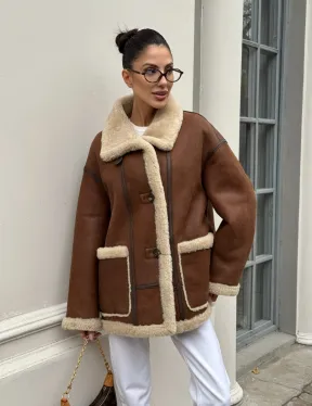 Современная коричневая дубленка из меха кёрли «Casual style» - фото 1