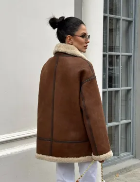 Современная коричневая дубленка из меха кёрли «Casual style» - фото 15