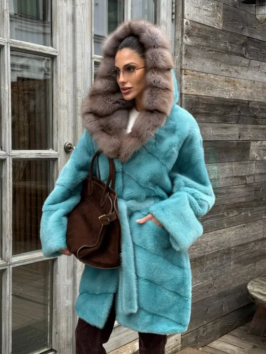 Шуба из аукционной норки средней длины с капюшоном из куницы - фото 6