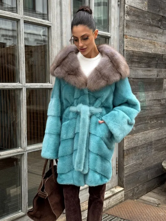 Шуба из аукционной норки средней длины с капюшоном из куницы - фото 5