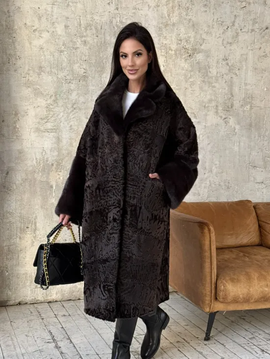 Женская шуба из натурального меха каракульчи с отделкой из норки - фото 0