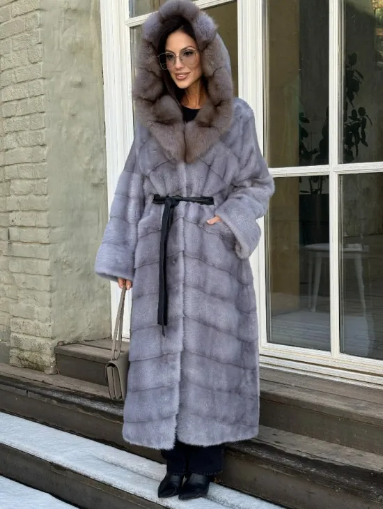Норковая шуба голубого цвета с капюшоном из натурального меха куницы - фото 4