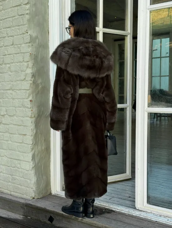 Длинная норковая шуба с капюшоном из меха куницы - цвет темный хаки - фото 4