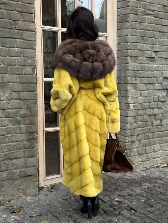 Женская длинная шуба из норки желтого цвета с капюшоном из меха куницы - фото 5