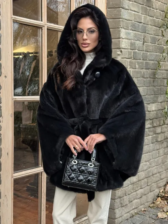 Меховое пончо из скандинавской норки с капюшоном - черный изумруд - фото 5