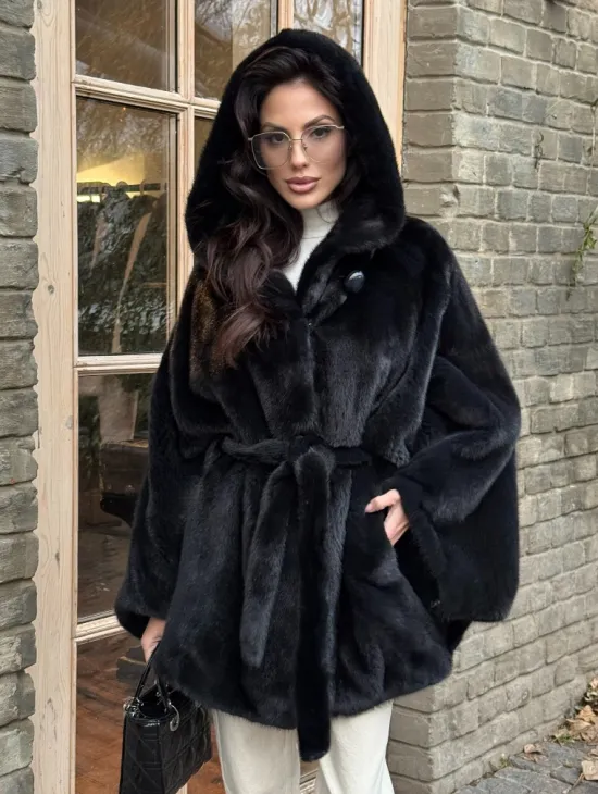 Меховое пончо из скандинавской норки с капюшоном - черный изумруд - фото 6
