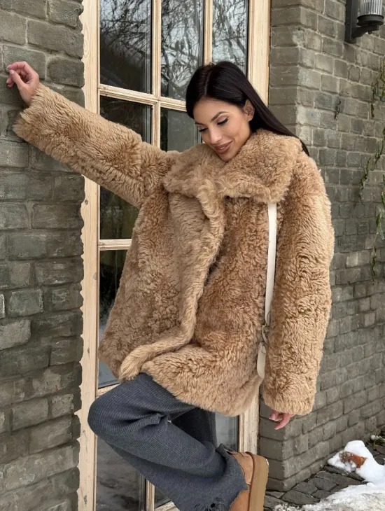 Шуба - дубленка из овчины в бежевом цвете - фото 12