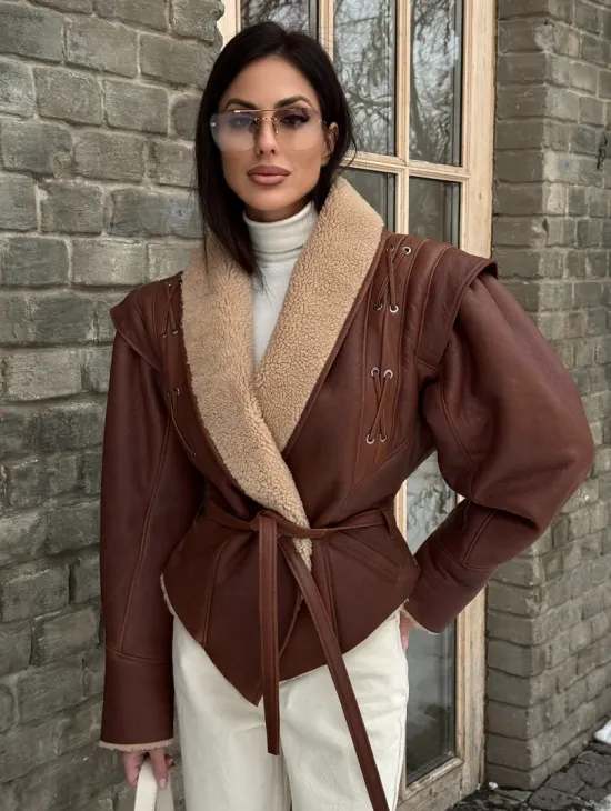 Стильная куртка - дублёнка на запах с поясом - фото 8