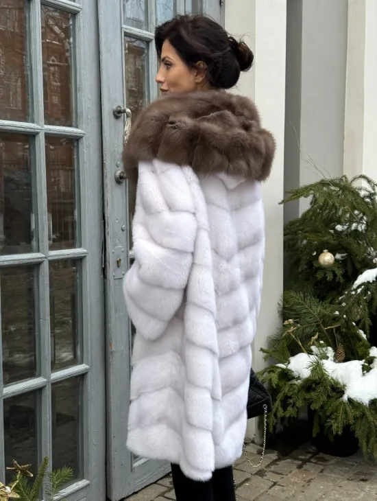 Белая прямая норковая шуба с капюшоном из меха куницы - фото 7