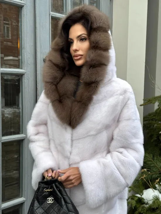 Белая прямая норковая шуба с капюшоном из меха куницы - фото 3