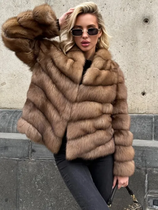 Полушубок из куницы с V-образным воротником - фото 1