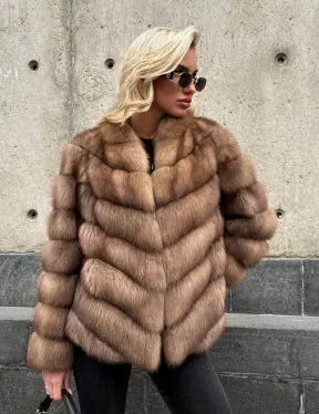 Полушубок из куницы с V-образным воротником - фото 6