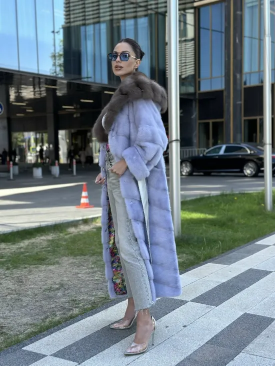 Удлиненная голубая норковая шуба с капюшоном из куницы - фото 11