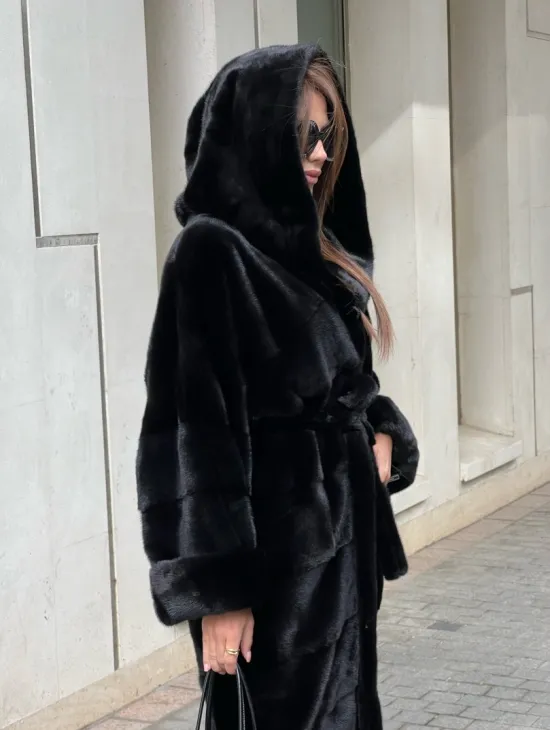 Шуба из норки Velvet с капюшоном в черном цвете - фото 1