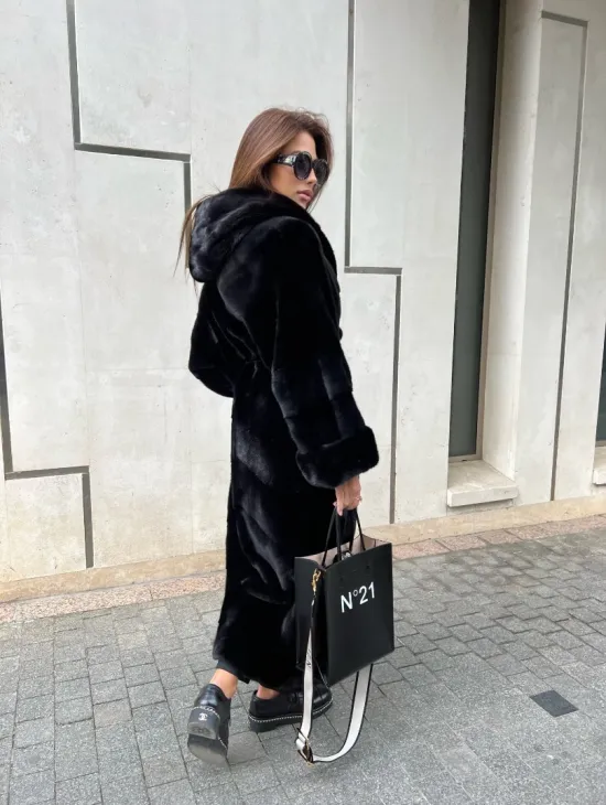 Шуба из норки Velvet с капюшоном в черном цвете - фото 7