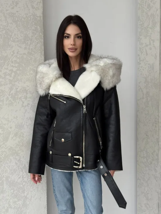 Черная куртка дубленка с капюшоном - фото 10