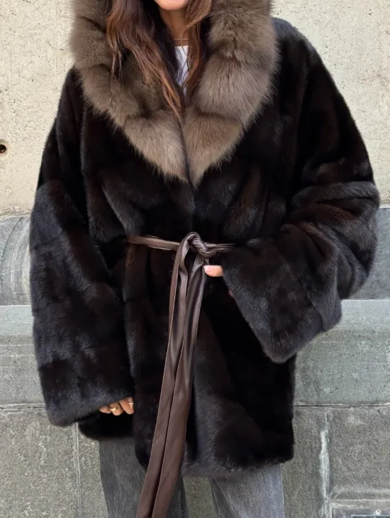 Норковый полушубок в натуральном цвете Brown с капюшоном из куницы - фото 2