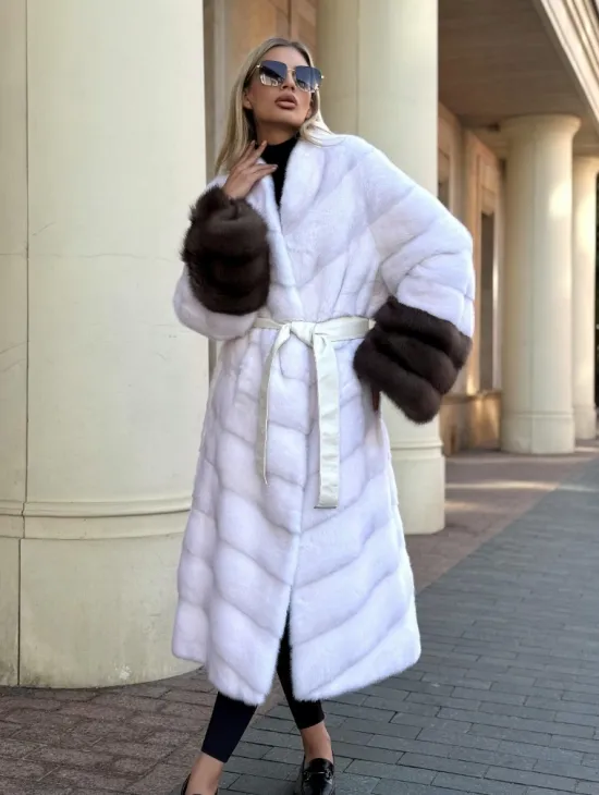 Белая норковая шуба с отделкой из куницы - фото 5