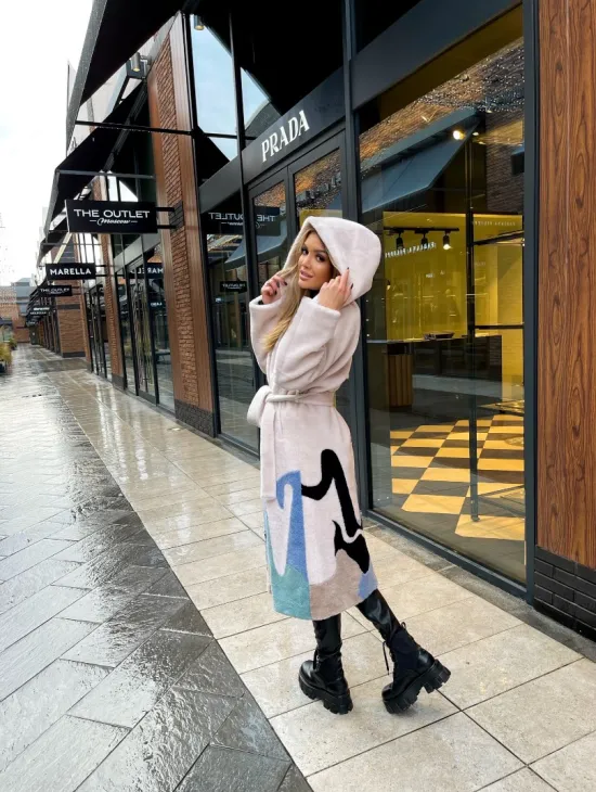 Шуба тедди из натуральной шерсти с капюшоном в стиле пэчворк - фото 1