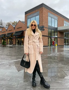 Шуба из натуральной шерсти в бежевом оттенке - фото 3