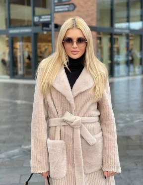 Шуба из натуральной шерсти в бежевом оттенке - фото 0