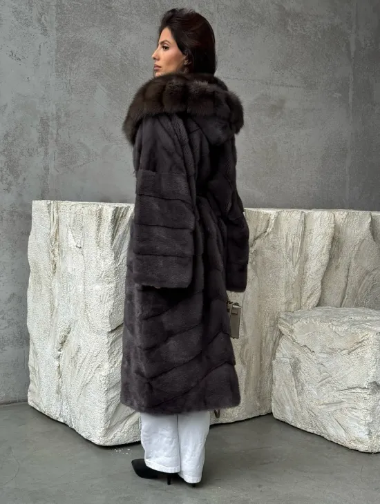Шуба норковая графитовый ирис с капюшоном куницы - фото 5