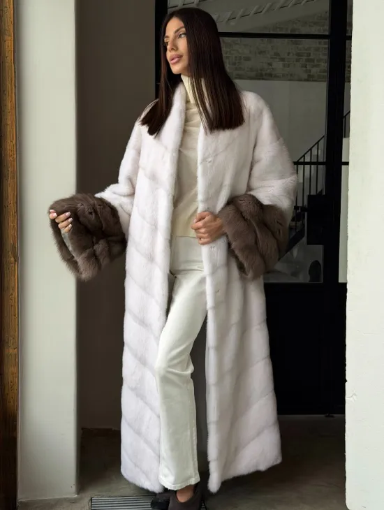 Белая норковая шуба с манжетами из меха куницы - фото 9