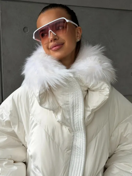 Белый зимний пуховик с мехом - фото 6