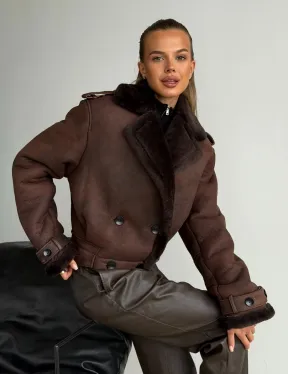 Двубортная короткая дубленка - фото 9