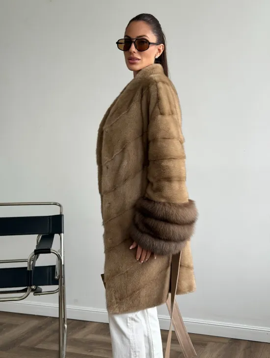Бежевая норковая шуба с отделкой на рукавах из куницы - фото 8