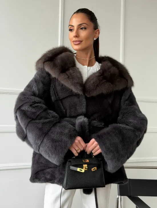 Графитовая шуба с капюшоном из куницы - фото 7