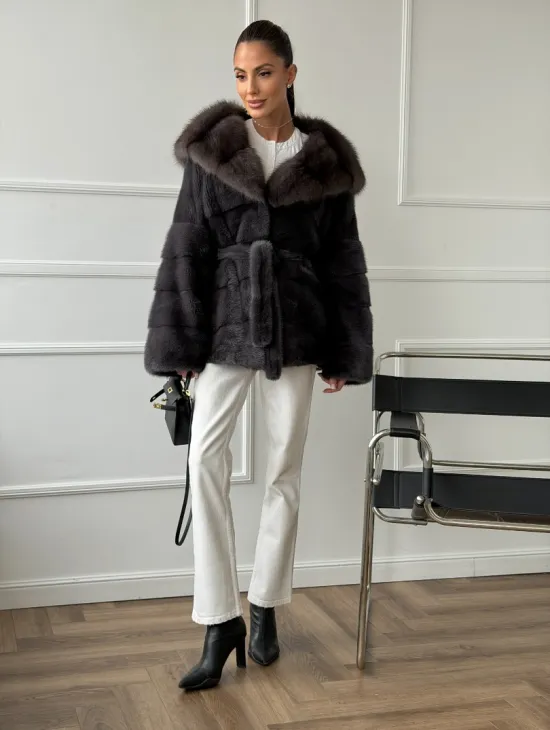 Графитовая шуба с капюшоном из куницы - фото 6