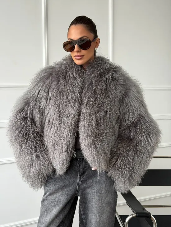 Серая шубка из меха ламы - фото 8