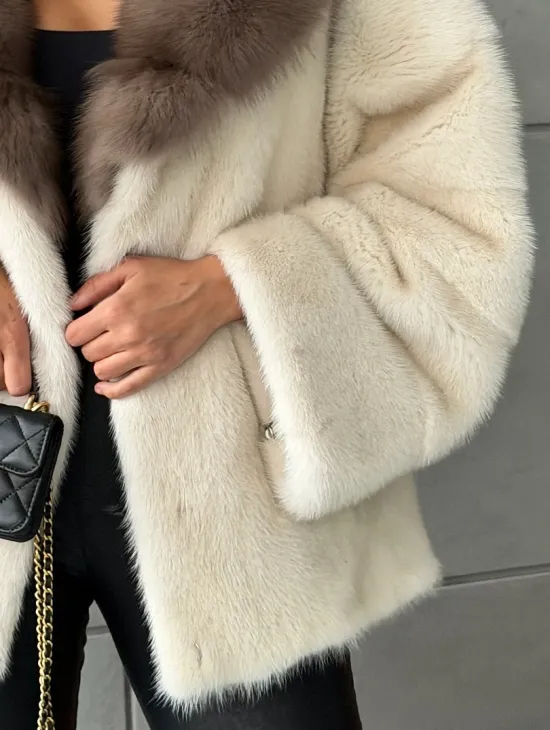 Норковая шуба с отделкой на воротнике из куницы - фото 1