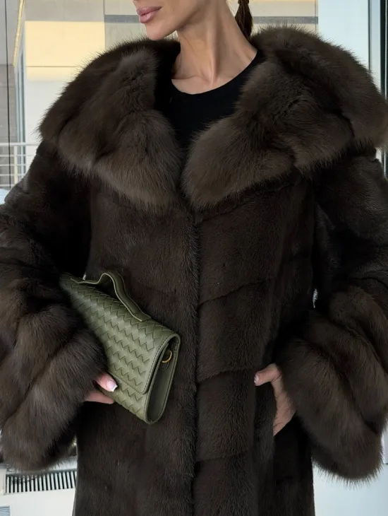 Норковая шуба с отделкой из куницы на рукавах и капюшоне - фото 1