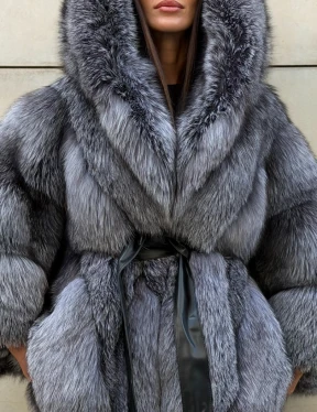 Шуба пончо с капюшоном из меха чернобурки - фото 1
