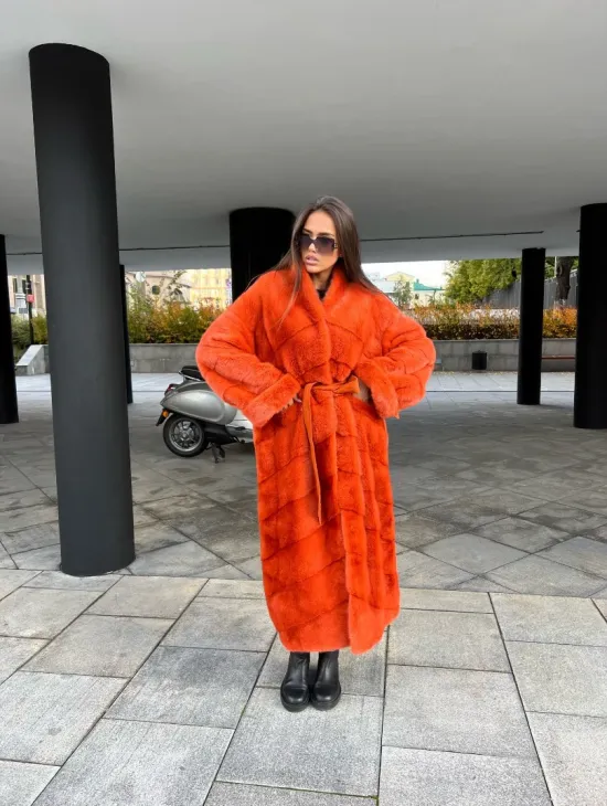 Шуба из меха скандинавской норки в оранжевом оттенке - фото 2