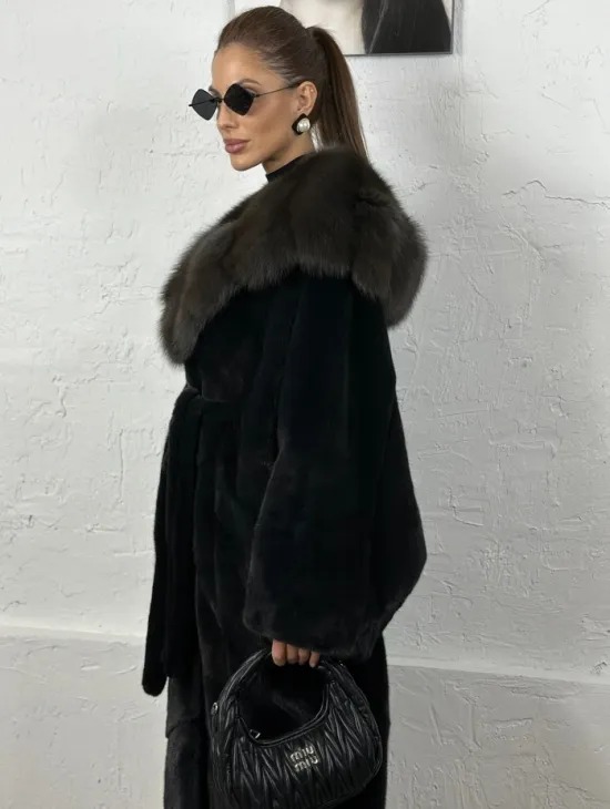 Эффектная шуба свободного силуэта с капюшоном куница - цвет инфинити - фото 1