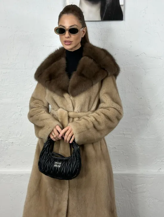 Песочная норковая шуба с капюшоном из куницы - фото 1