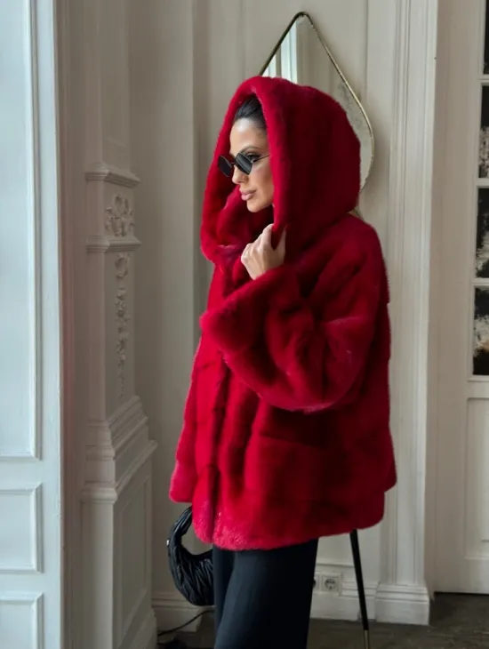 Красная короткая шуба из меха норки с капюшоном, паркет - фото 5