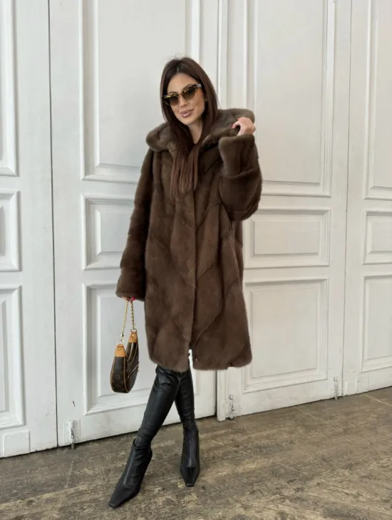 Шуба из меха норки с капюшоном в цвете орех - фото 7