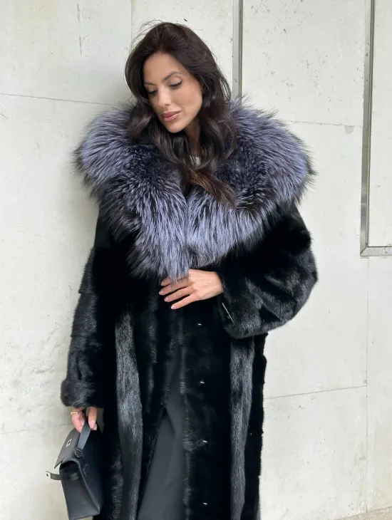 Норковая шуба черного цвета с капюшоном из чернобурки - фото 4