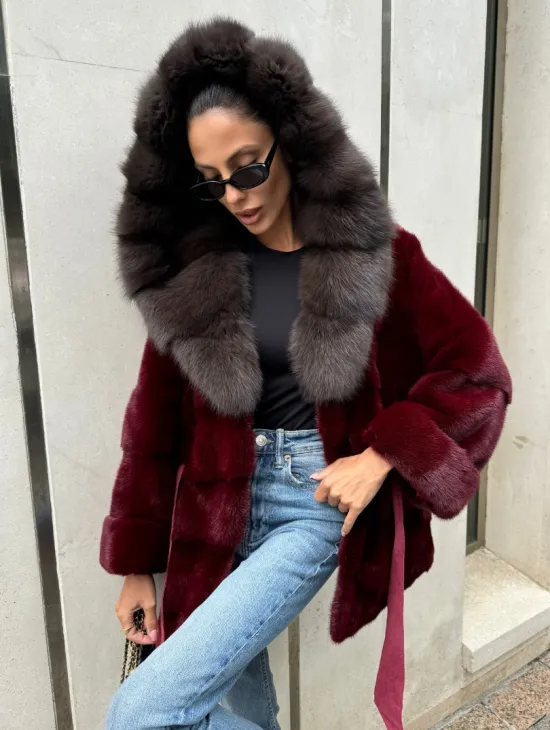 Шуба из меха норки с капюшоном из куницы бордового цвета - фото 5