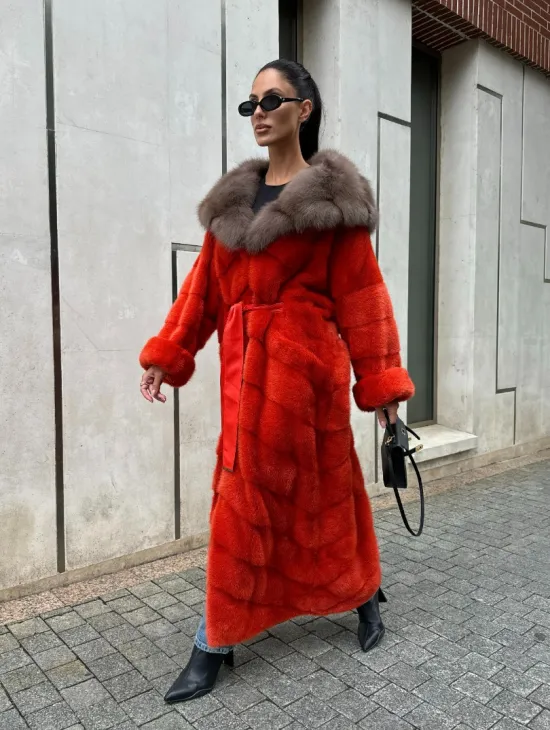Шуба норковая с капюшоном из меха куницы в красном цвете - фото 0