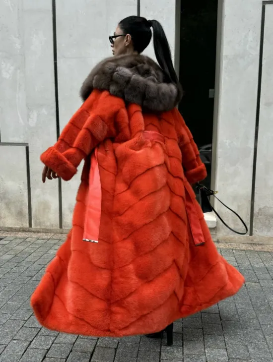 Шуба норковая с капюшоном из меха куницы в красном цвете - фото 9
