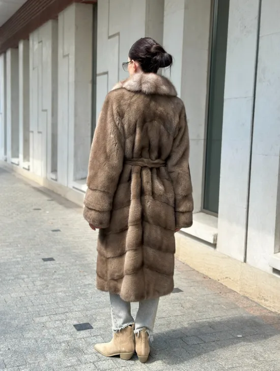 Шуба норковая с воротником из меха куницы в цвете пастель - фото 11